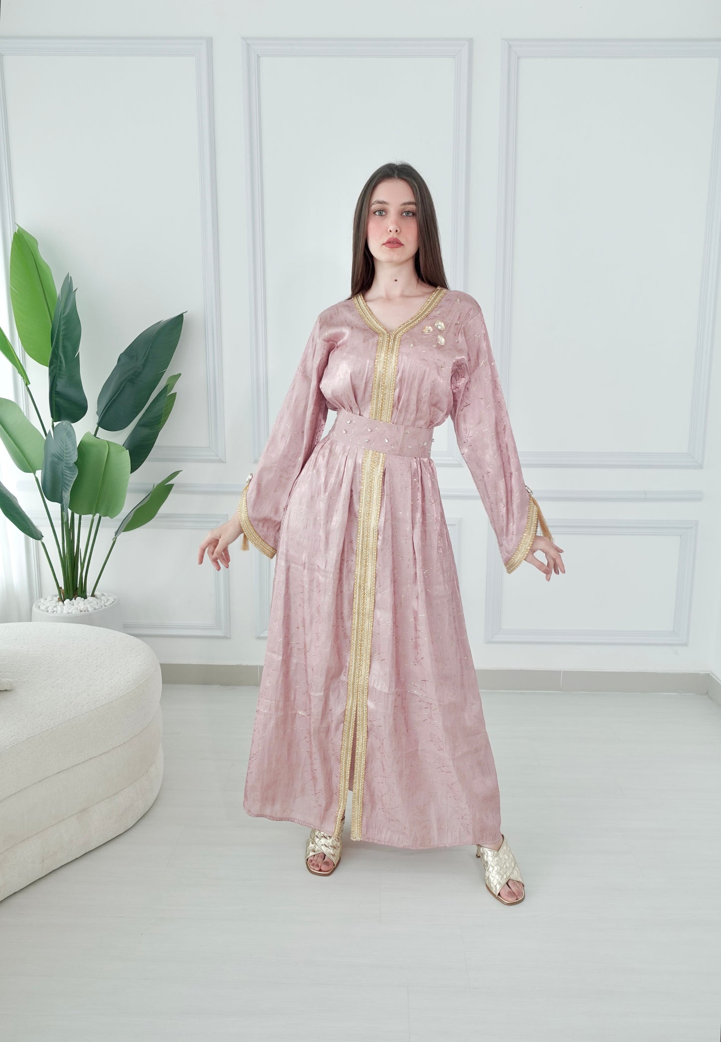 Pink embroiderd kaftan with handmade embroiderd ston