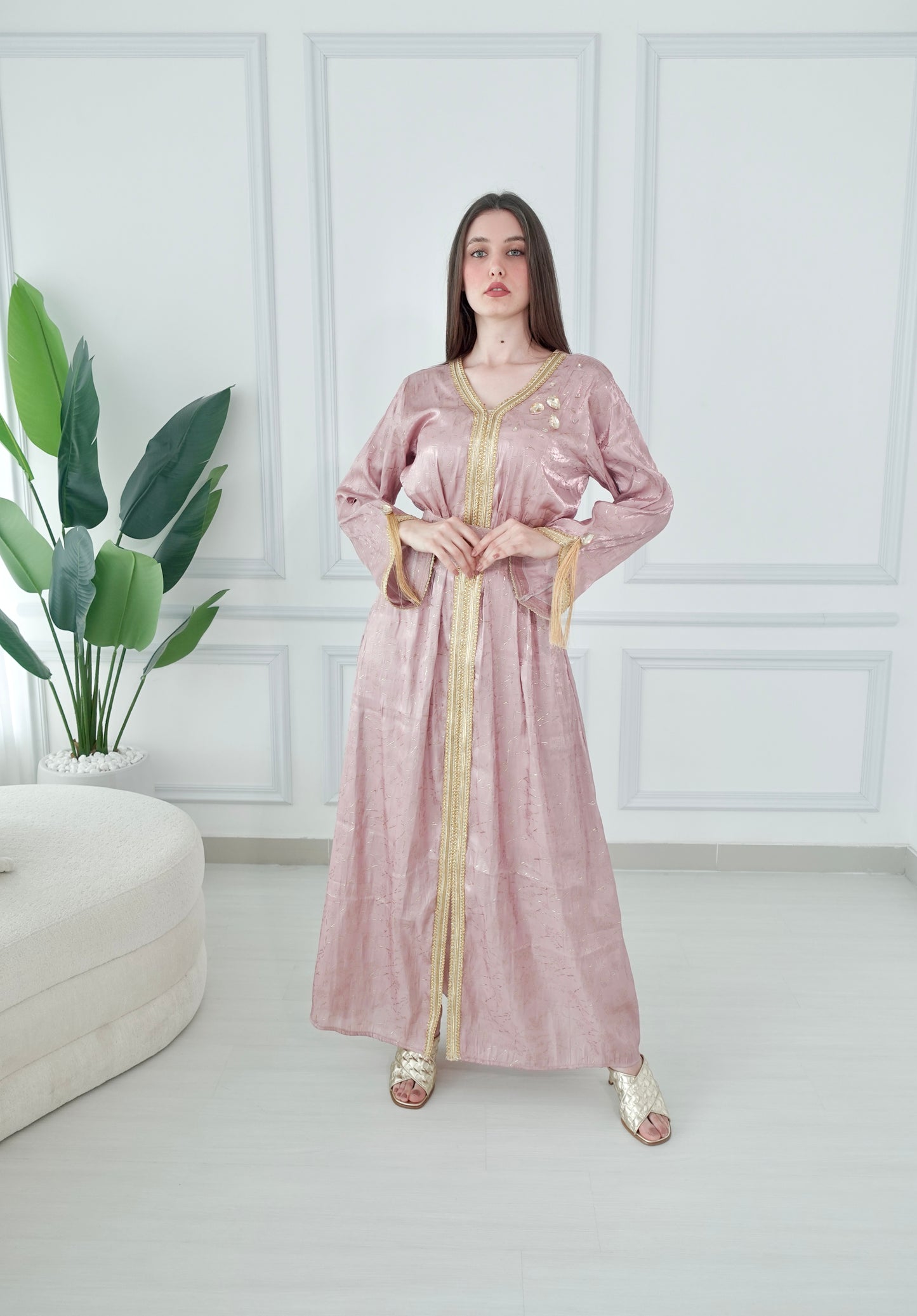 Pink embroiderd kaftan with handmade embroiderd ston