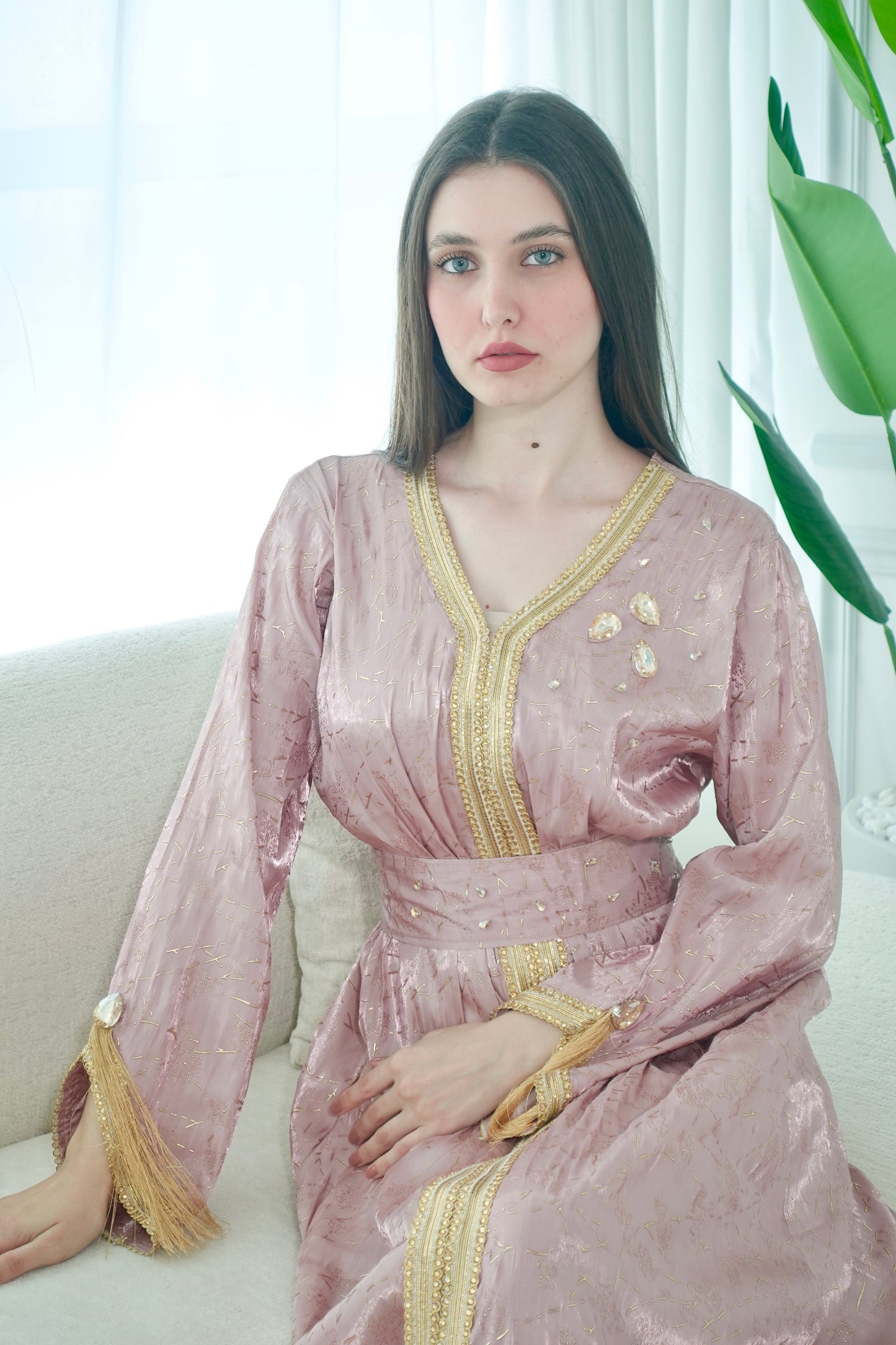 Pink embroiderd kaftan with handmade embroiderd ston