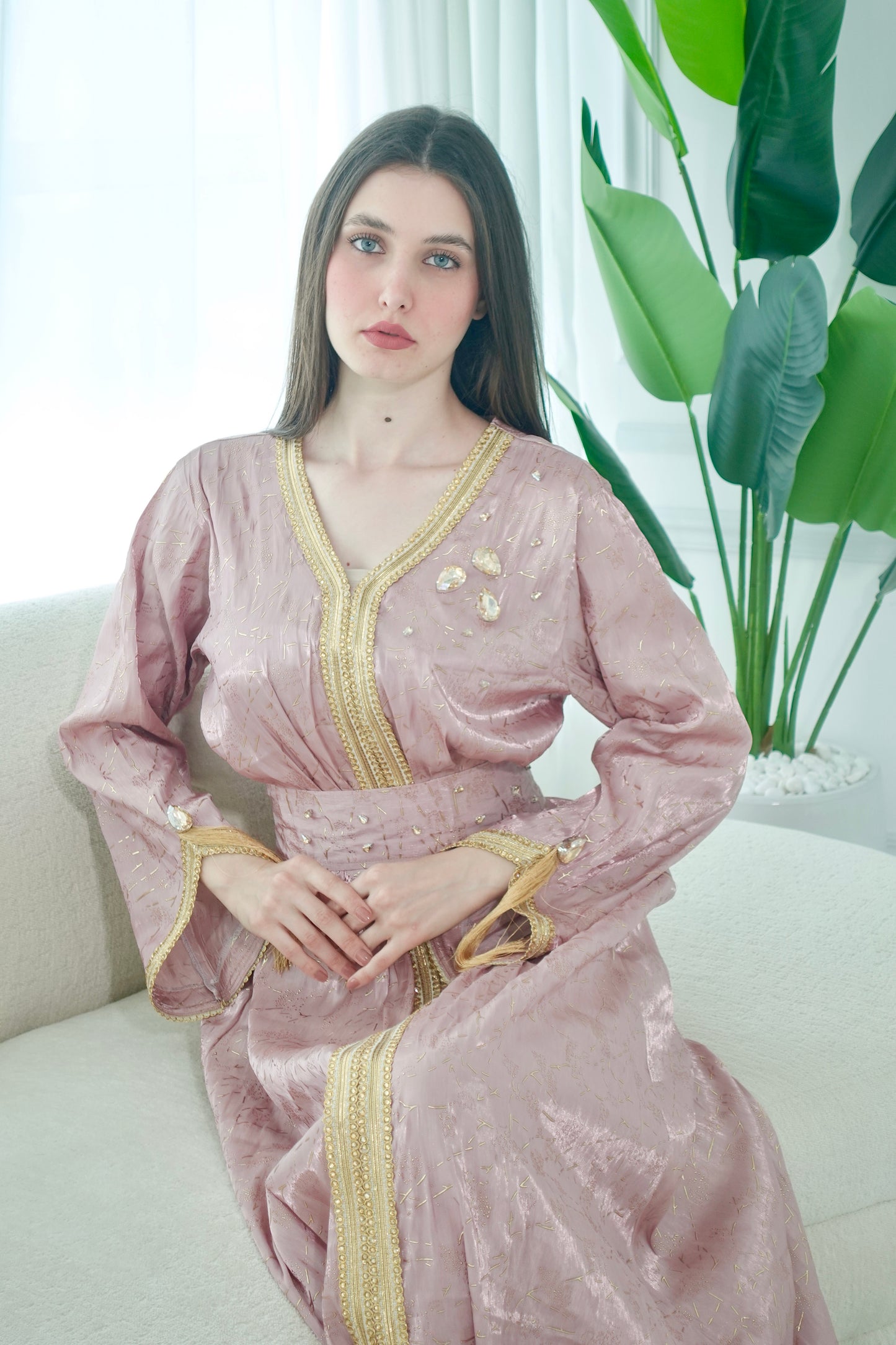 Pink embroiderd kaftan with handmade embroiderd ston