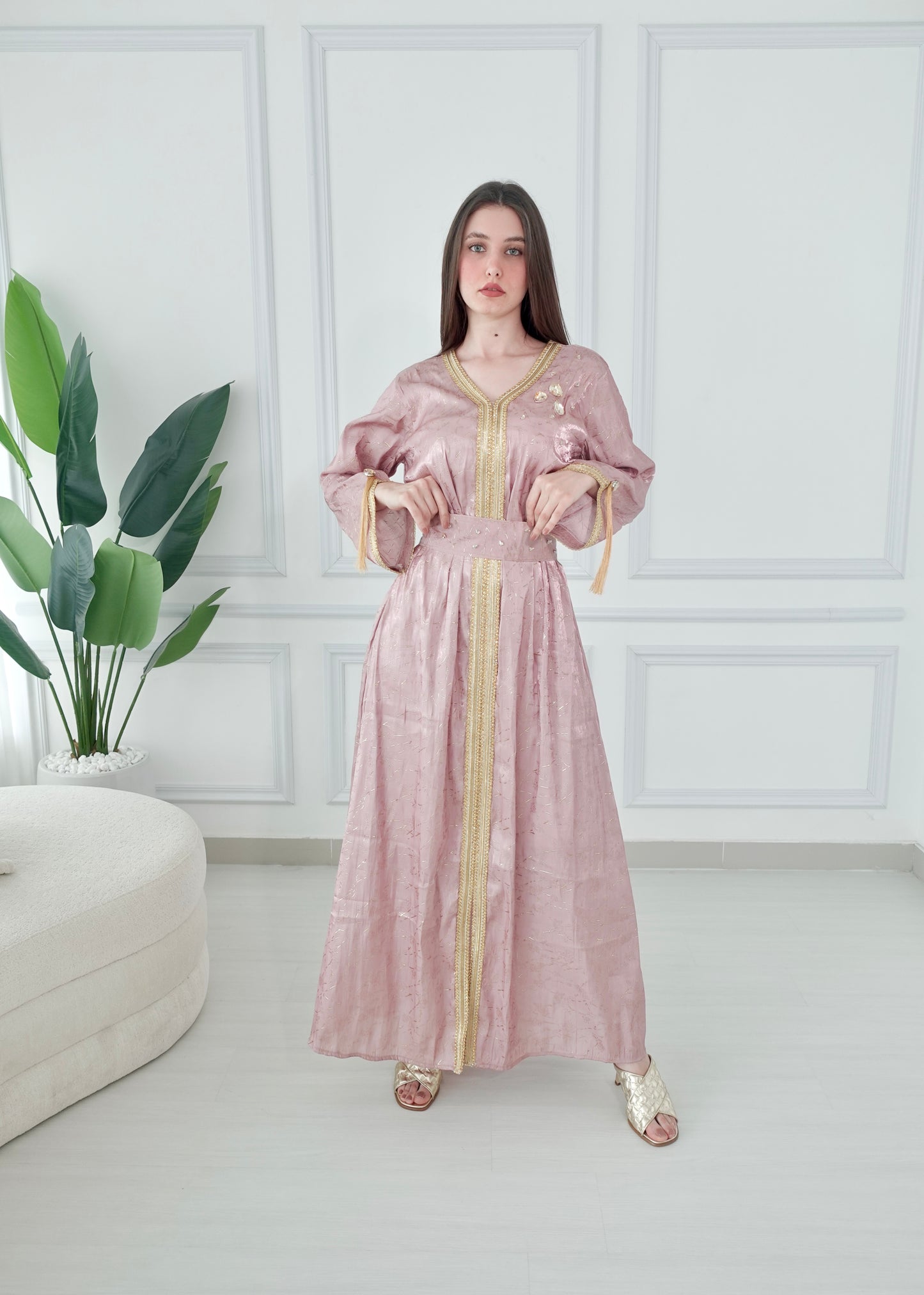 Pink embroiderd kaftan with handmade embroiderd ston