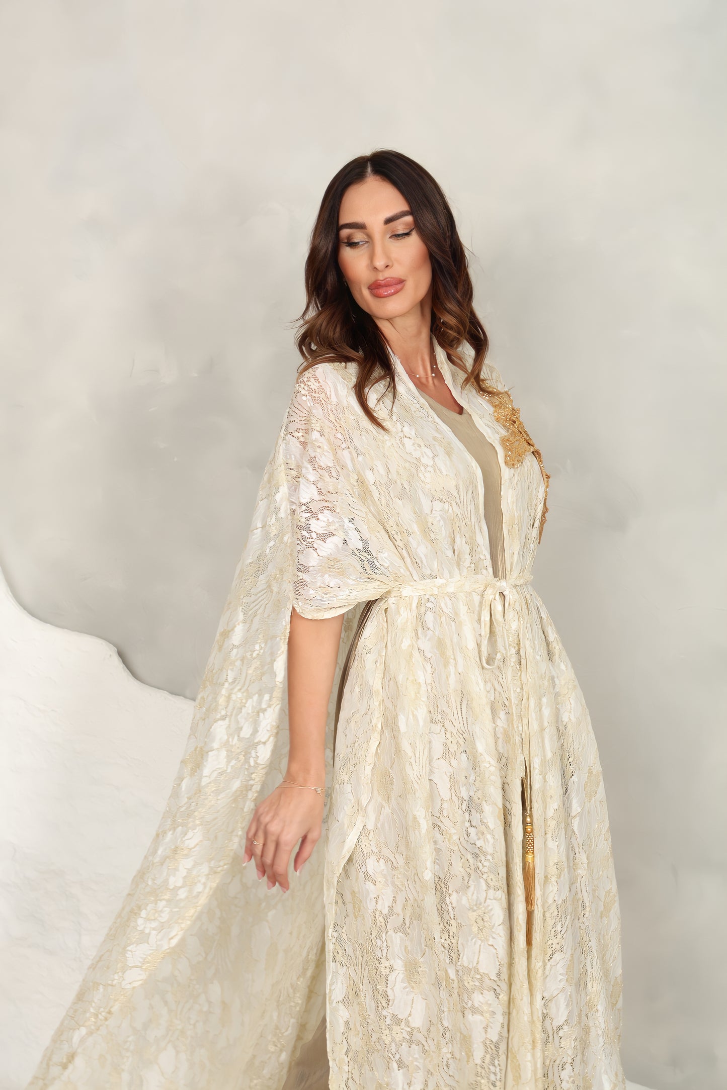 Off white dantel kaftan with 3D handmade embroiderd flower