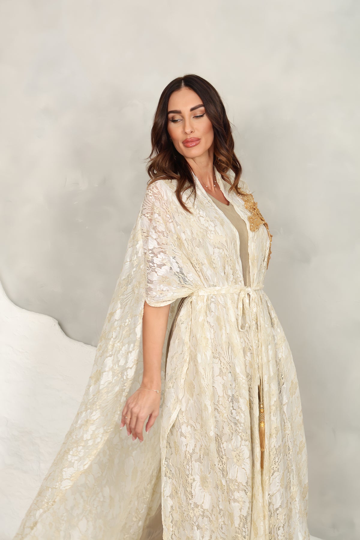 White Kaftan – Off Dantel With 3d Handmade Embroiderd Flower Design