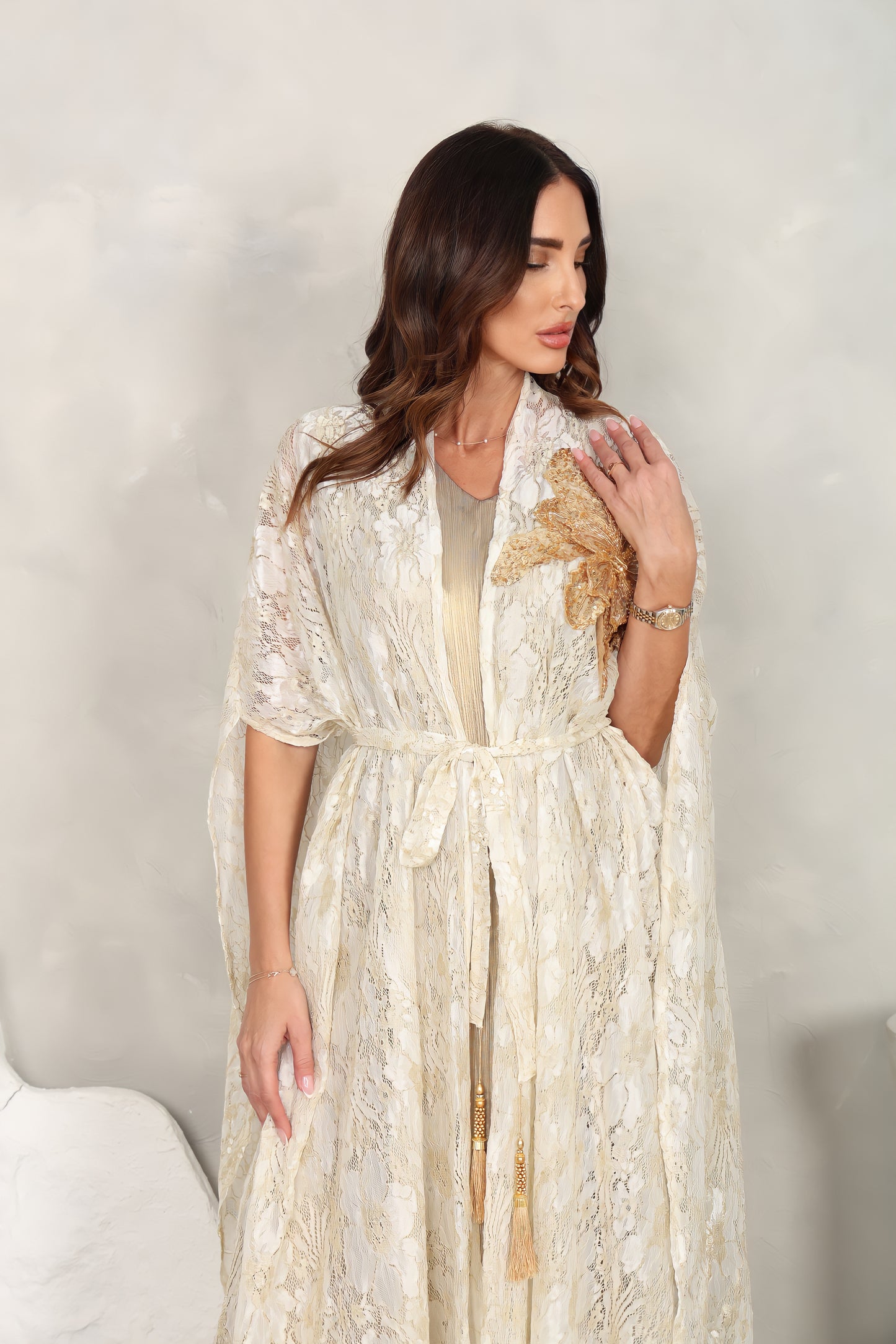 Off white dantel kaftan with 3D handmade embroiderd flower