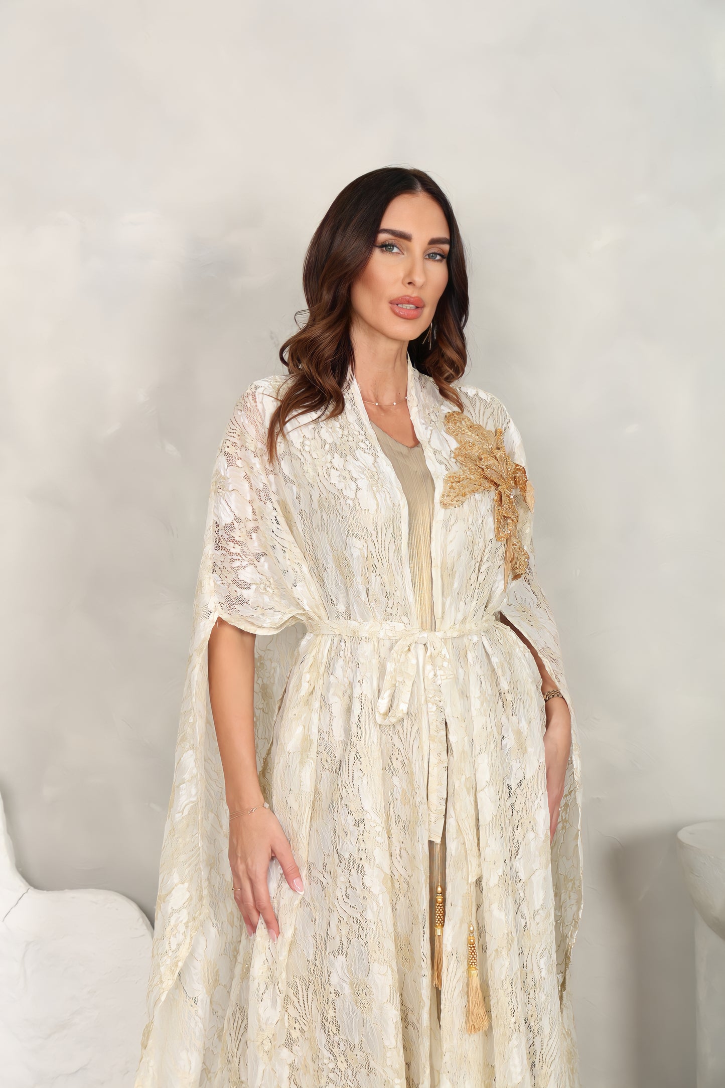 Off white dantel kaftan with 3D handmade embroiderd flower
