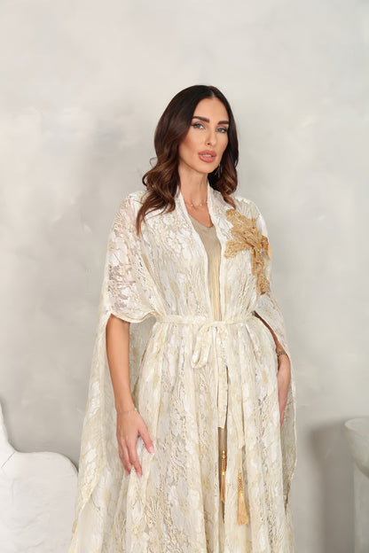 Off white dantel kaftan with 3D handmade embroiderd flower