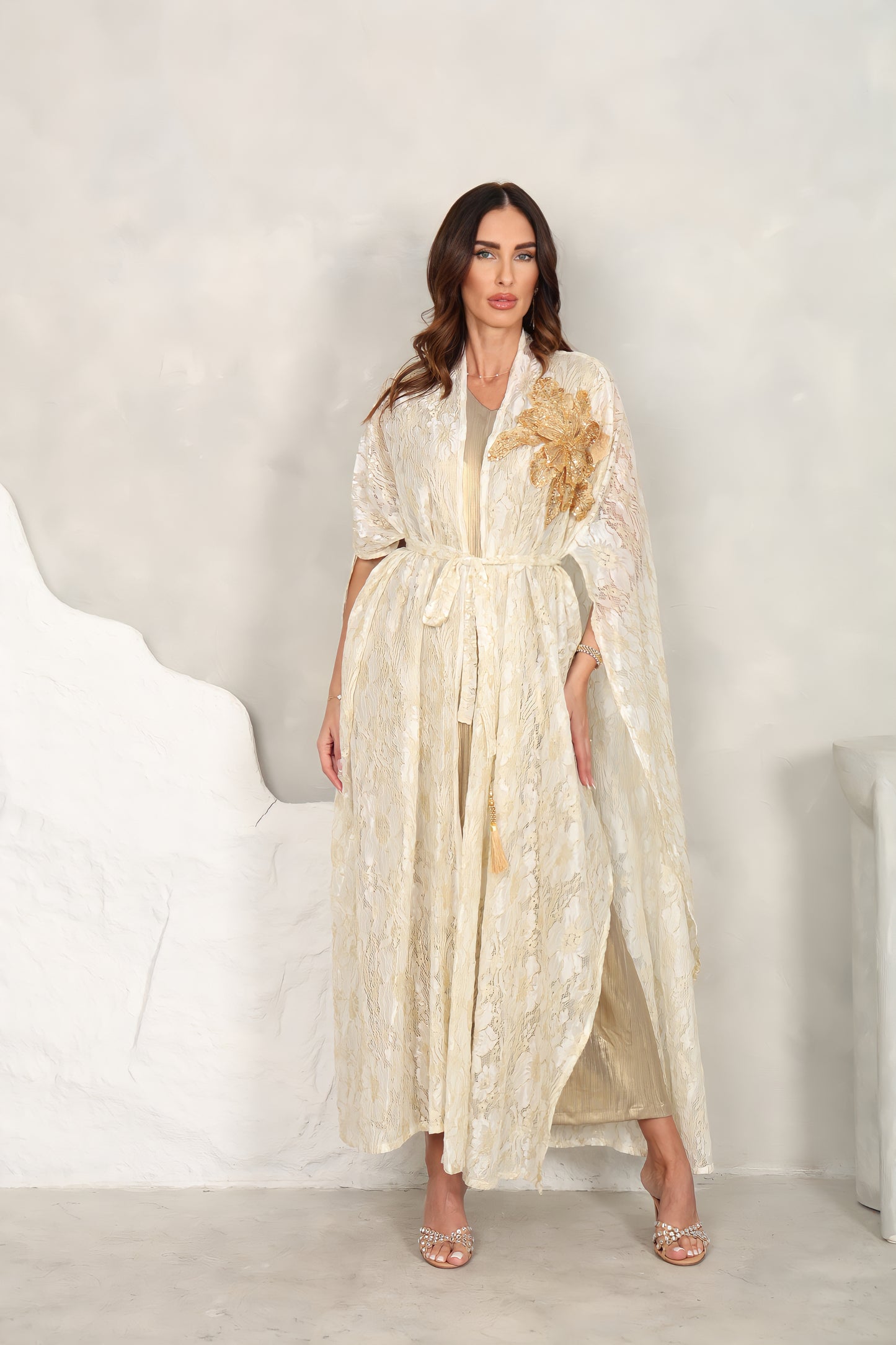 Off white dantel kaftan with 3D handmade embroiderd flower