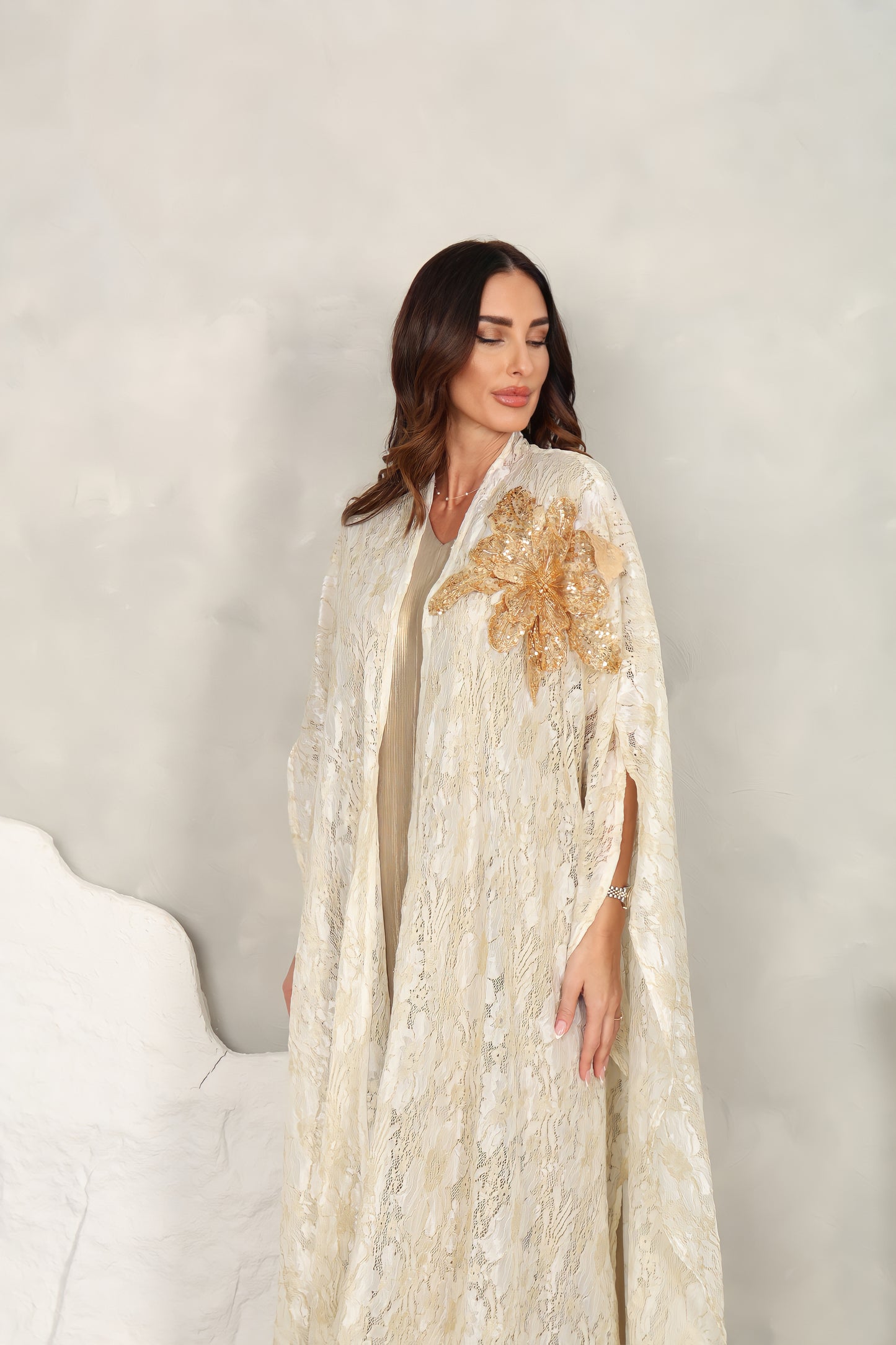Off white dantel kaftan with 3D handmade embroiderd flower