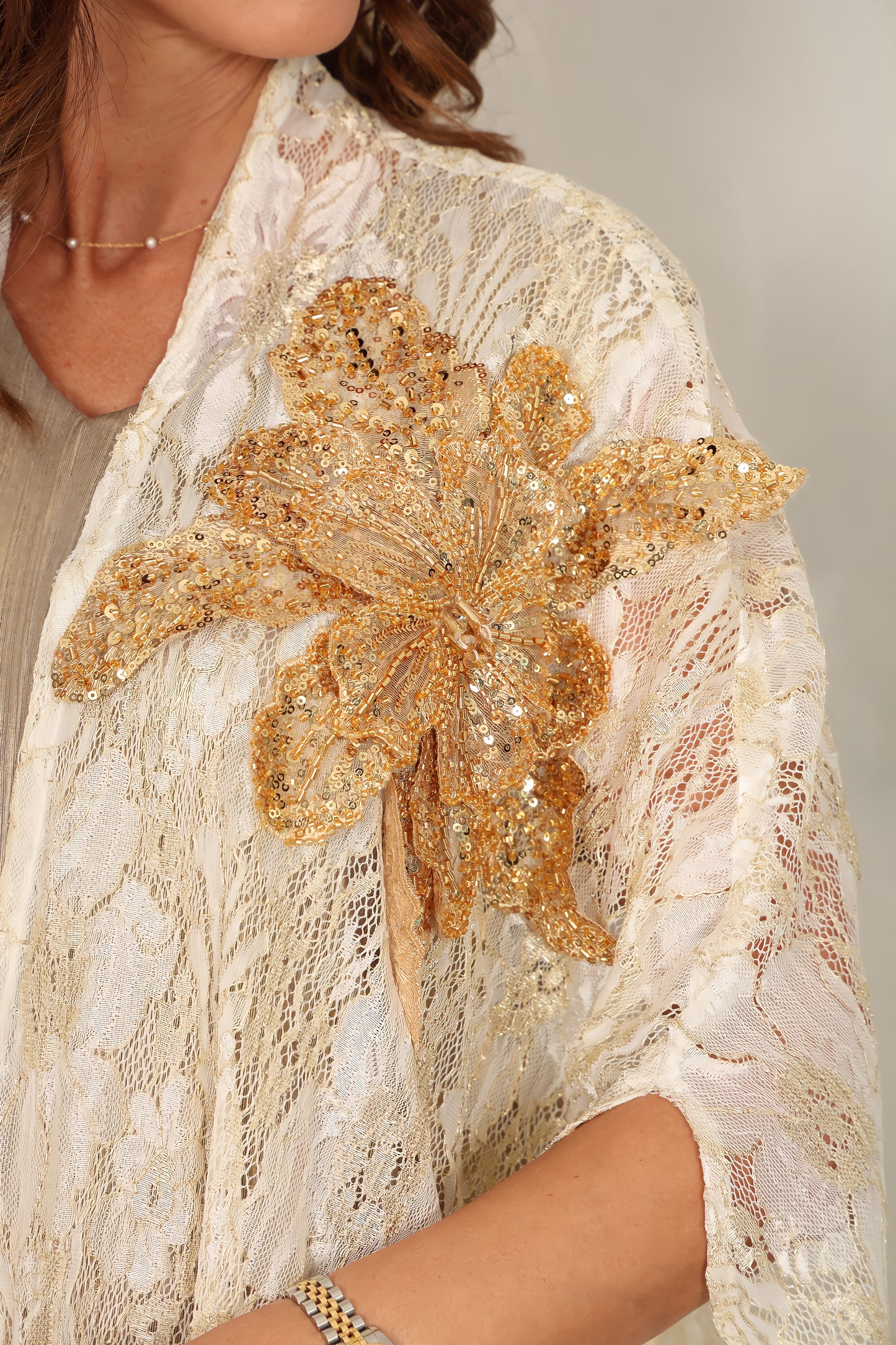 Off white dantel kaftan with 3D handmade embroiderd flower