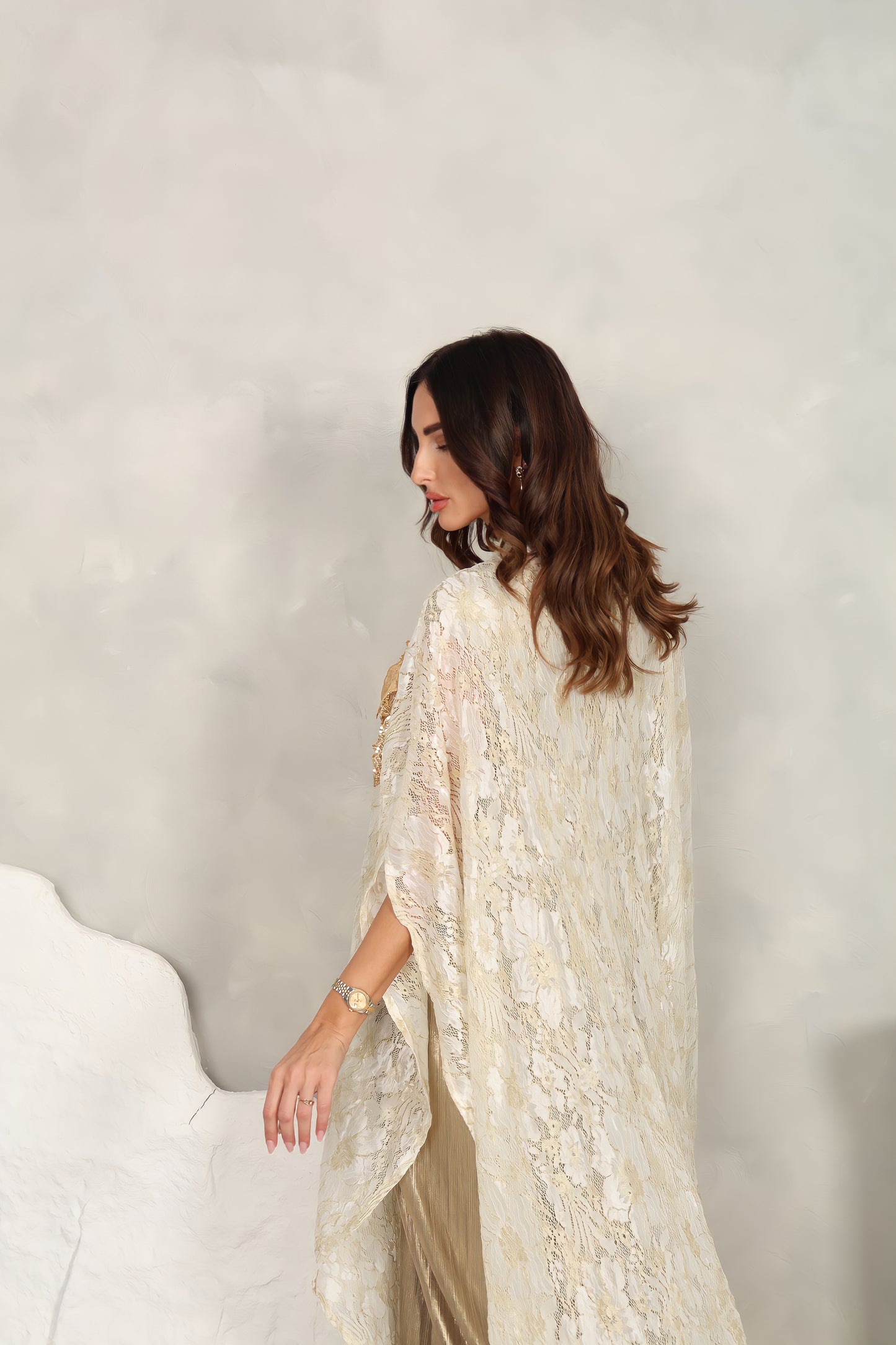 Off white dantel kaftan with 3D handmade embroiderd flower