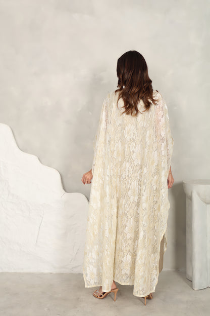 Off white dantel kaftan with 3D handmade embroiderd flower