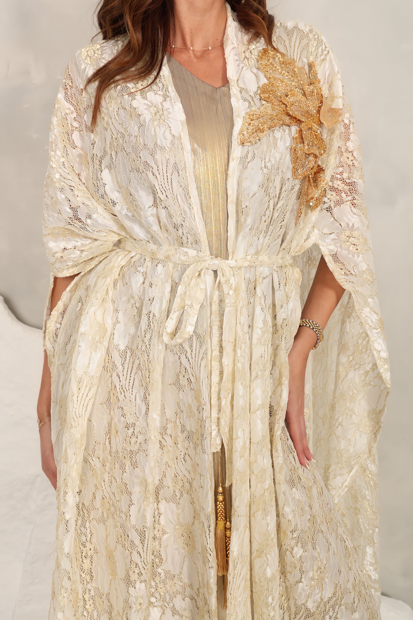 Off white dantel kaftan with 3D handmade embroiderd flower