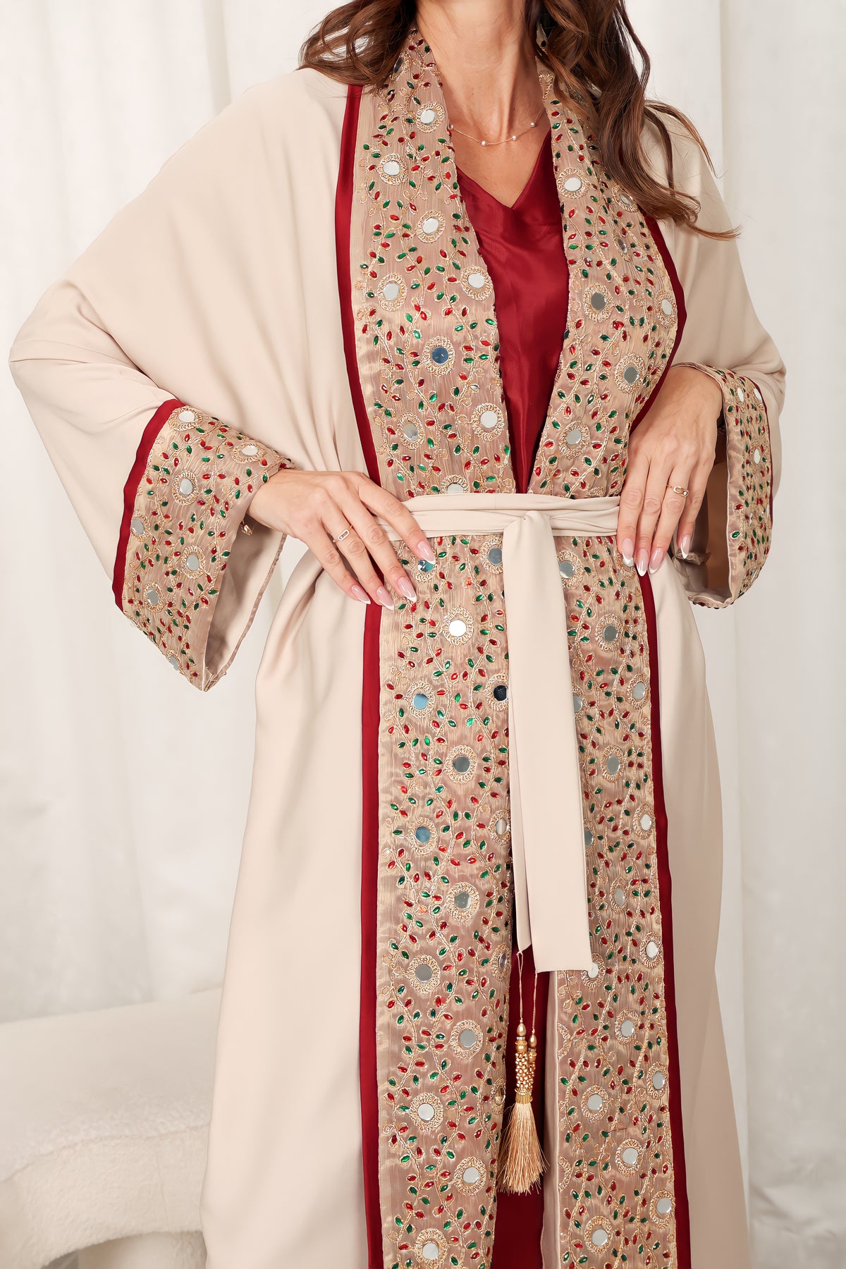 قفطان بيج بقماش الكريب المطرز