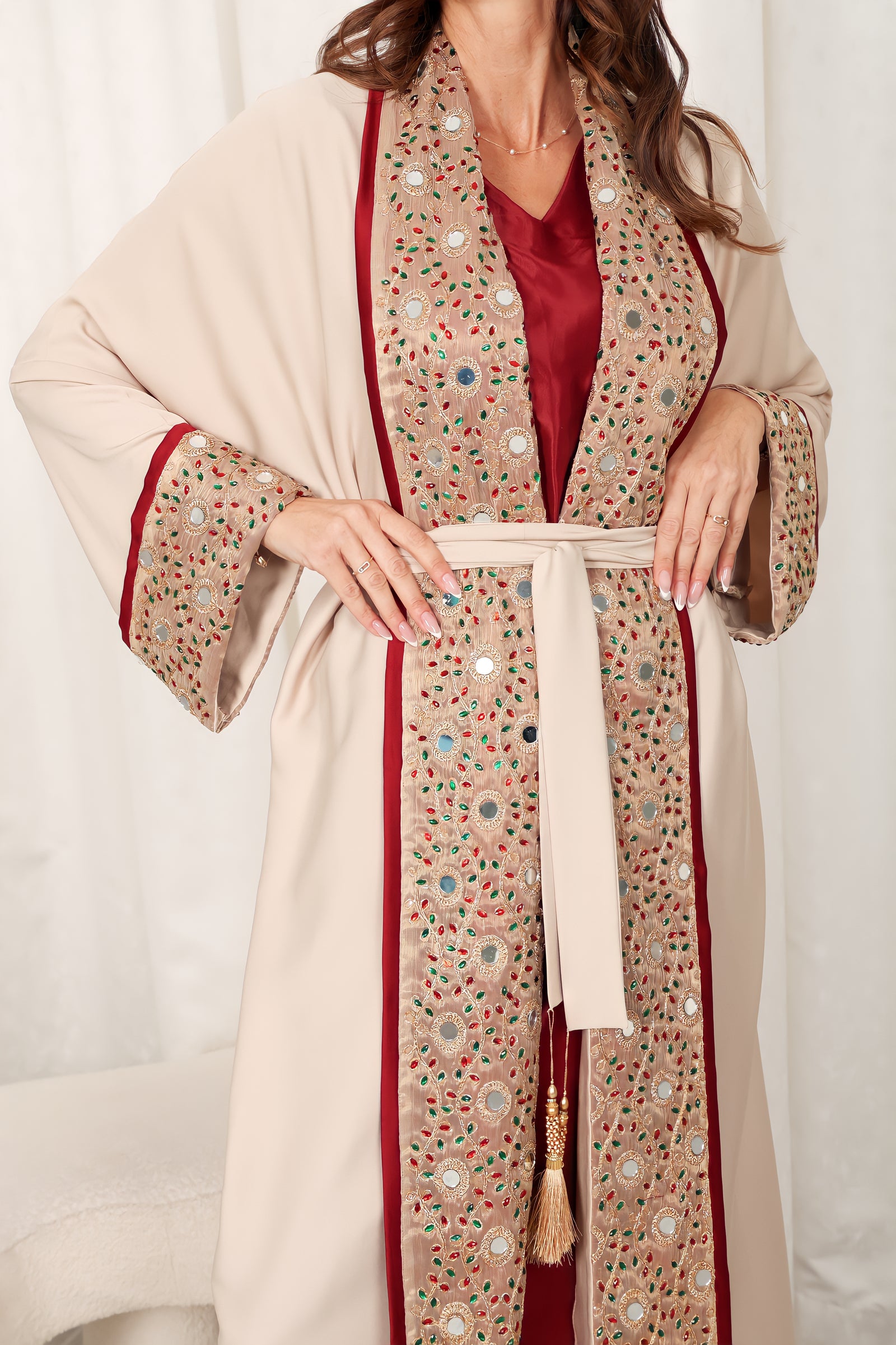 قفطان بيج بقماش الكريب المطرز