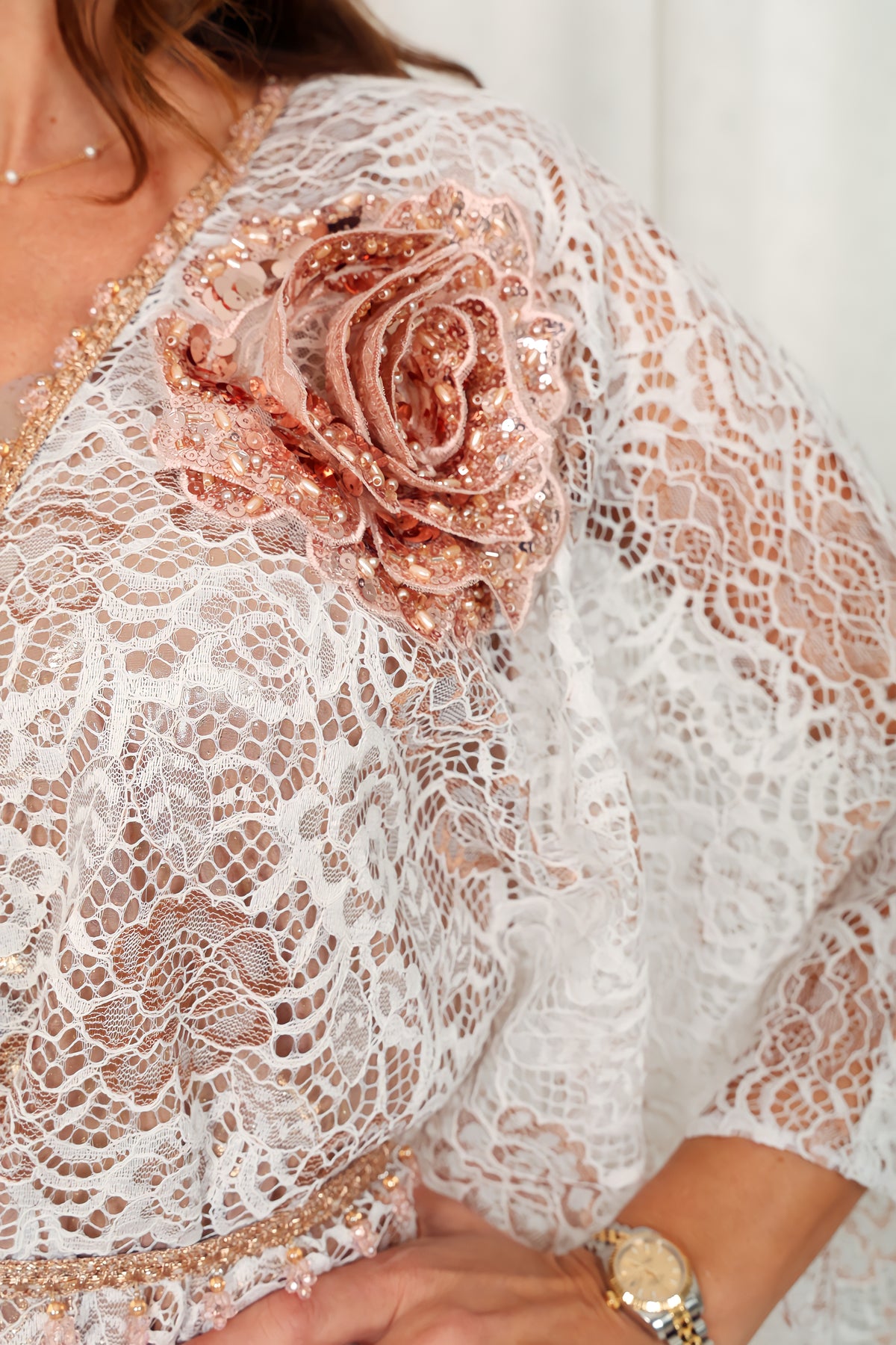 قفطان كتان بيج مزين بزهور مطرزة يدويًا ثلاثية الأبعاد