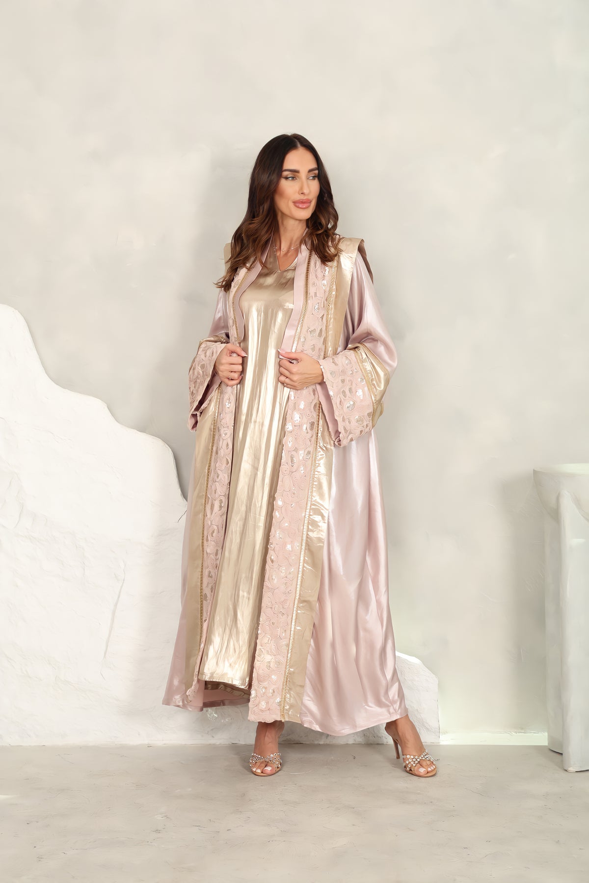 عباية كريب باللون الوردي