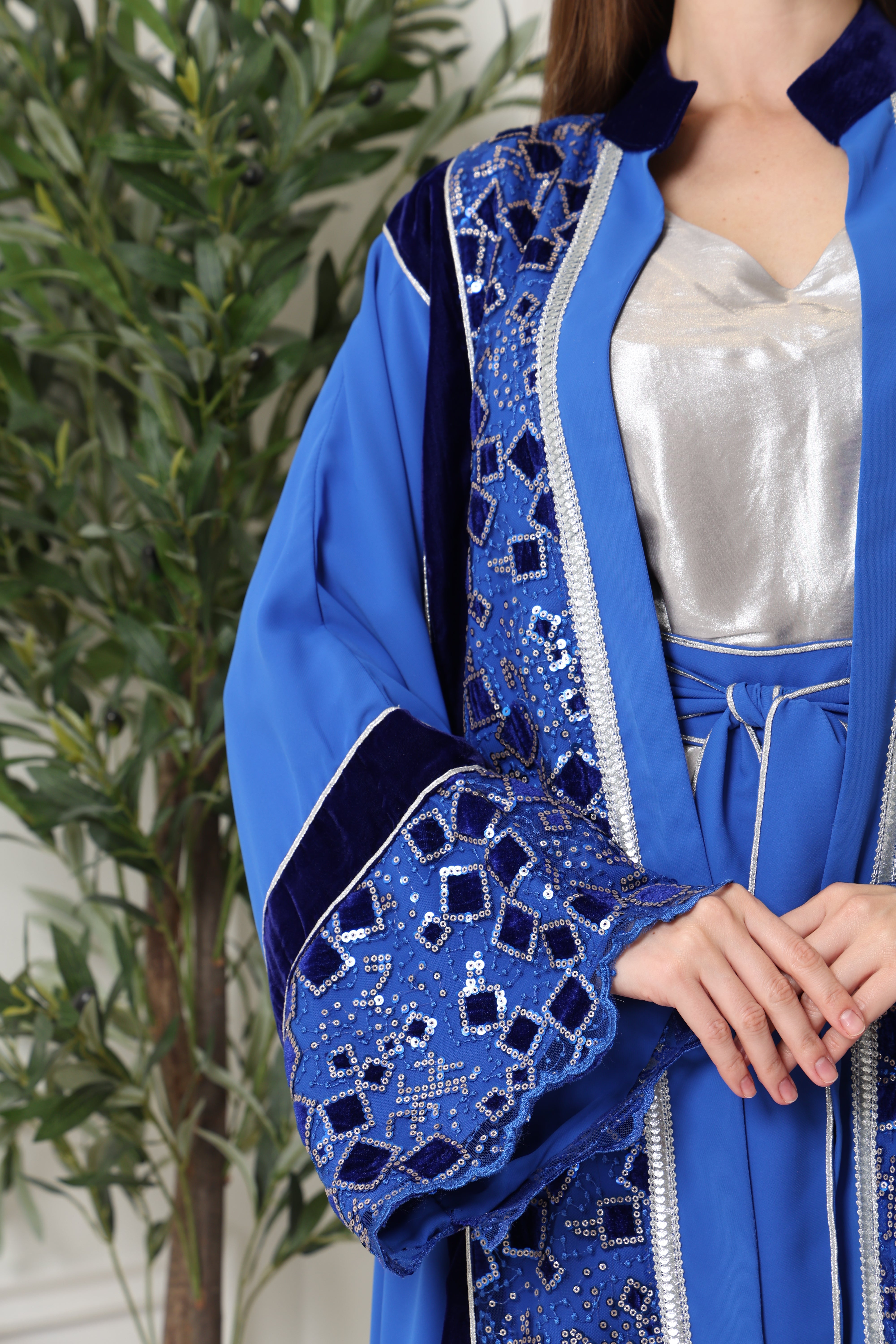 عباية كريب بقصّة مفرّغة باللون الأزرق
